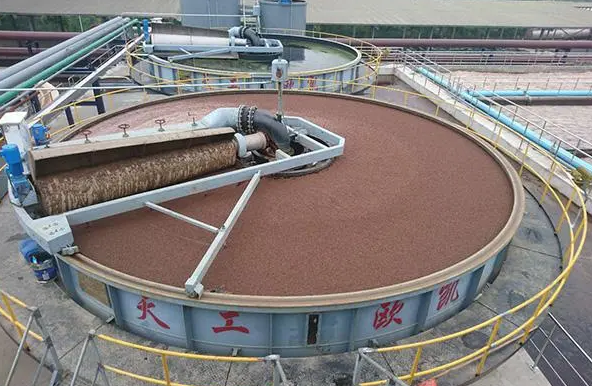 (圖:電廠(chǎng)爐渣廢水處理池起泡場(chǎng)景)